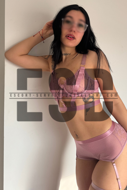 Black Hairs Escort Girl In Dusseldorf